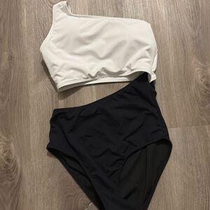 Women’s size small bathing suit NWT